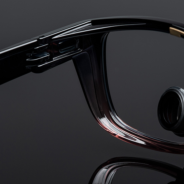Dettaglio della montatura leggera delle loupes Univet Look & Cool Galilean con finiture di alta qualità